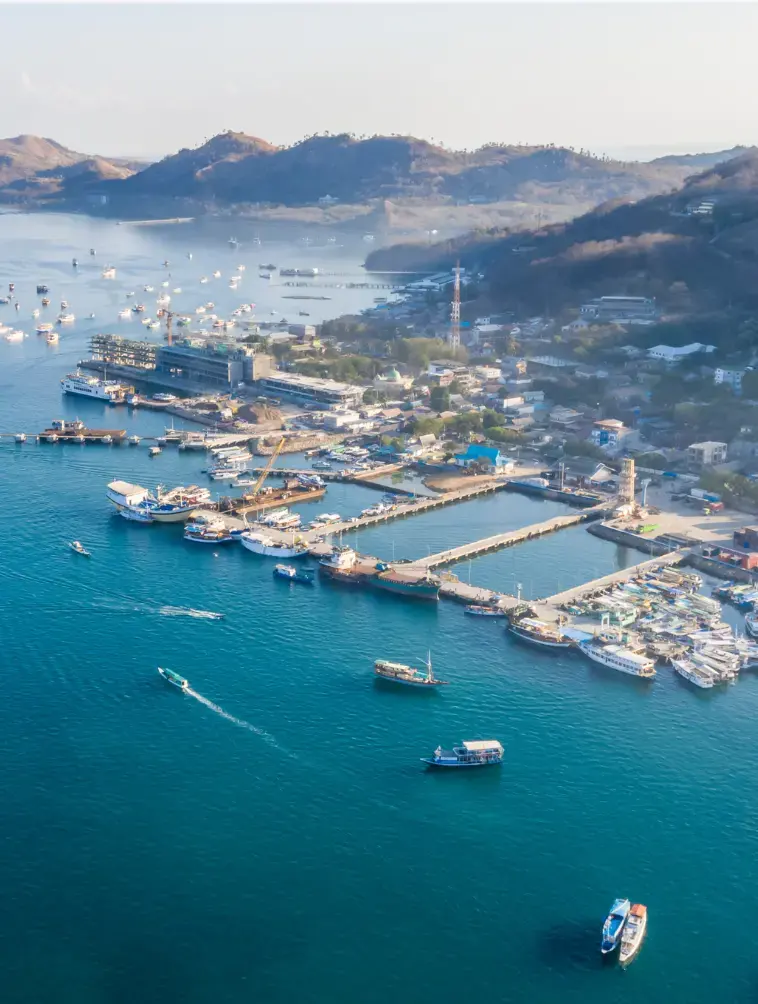 Pelabuhan Labuan Bajo dari udara, titik kapal sandar di hari terakhir