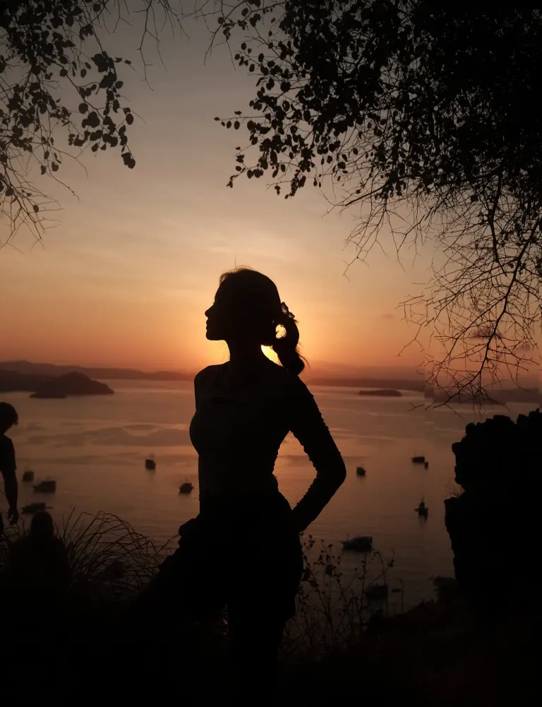 Siluet di punggungan Pulau Padar, teluk berkapal di bawahnya