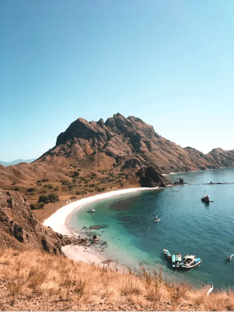Panorama tiga teluk Pulau Padar dari punggung bukit