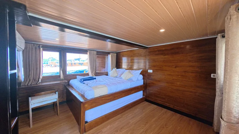 Kamar Deluxe Panoramic, ber-AC, kamar mandi dalam, 4 tamu di Kapal Arfisyana 2