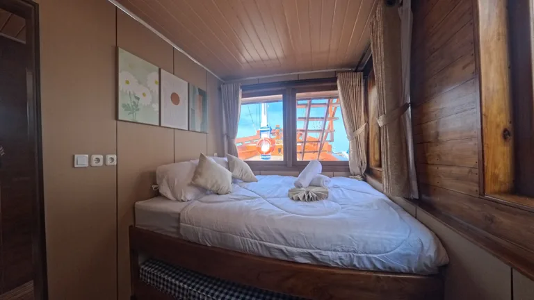 Kamar Premiere Panoramic, ber-AC, kamar mandi dalam, 3 tamu di Kapal Arfisyana 2