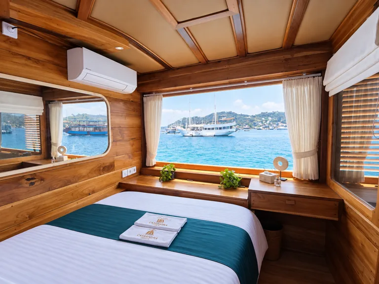 Deluxe, air-conditioned, private bathroom on Cassandra