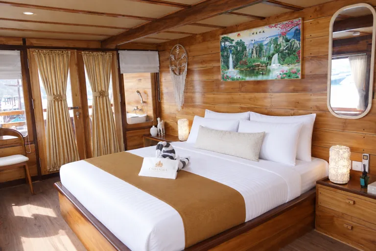 Master Room, air-conditioned, private bathroom on Cassandra