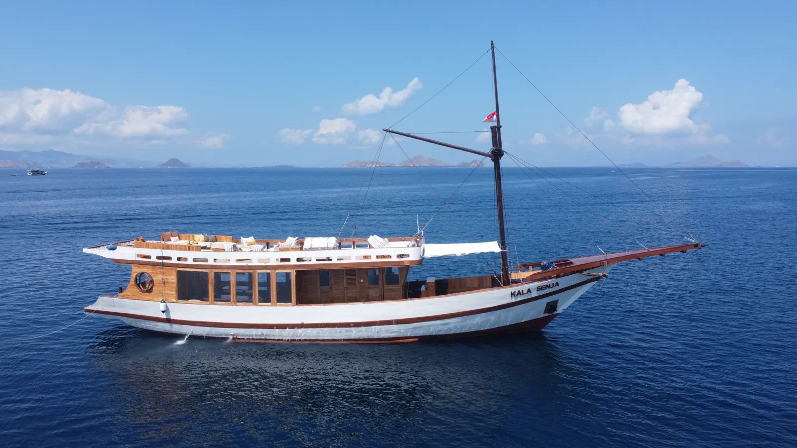 Kapal phinisi Kala Senja berlayar di perairan Komodo
