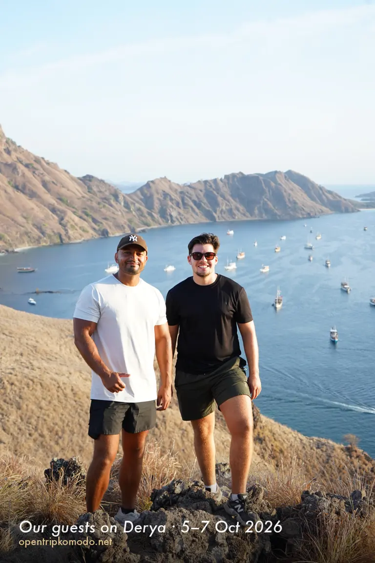 Dua tamu OTK di puncak Pulau Padar saat trip Derya 5-7 Oktober 2026
