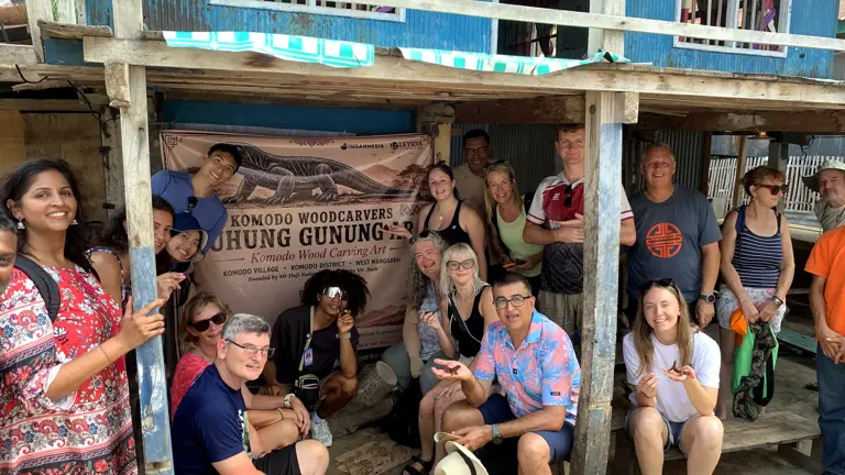 Rombongan tamu di desa pengrajin ukiran komodo