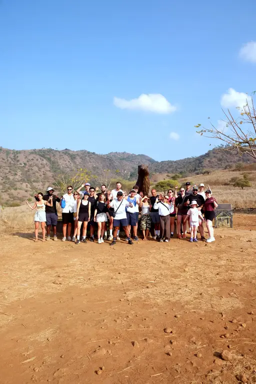 Rombongan peserta open trip berfoto bersama di Pulau Komodo