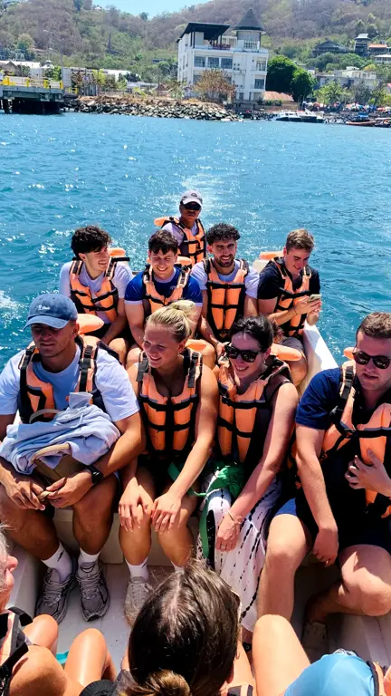 Rombongan tamu berpelampung di atas speedboat