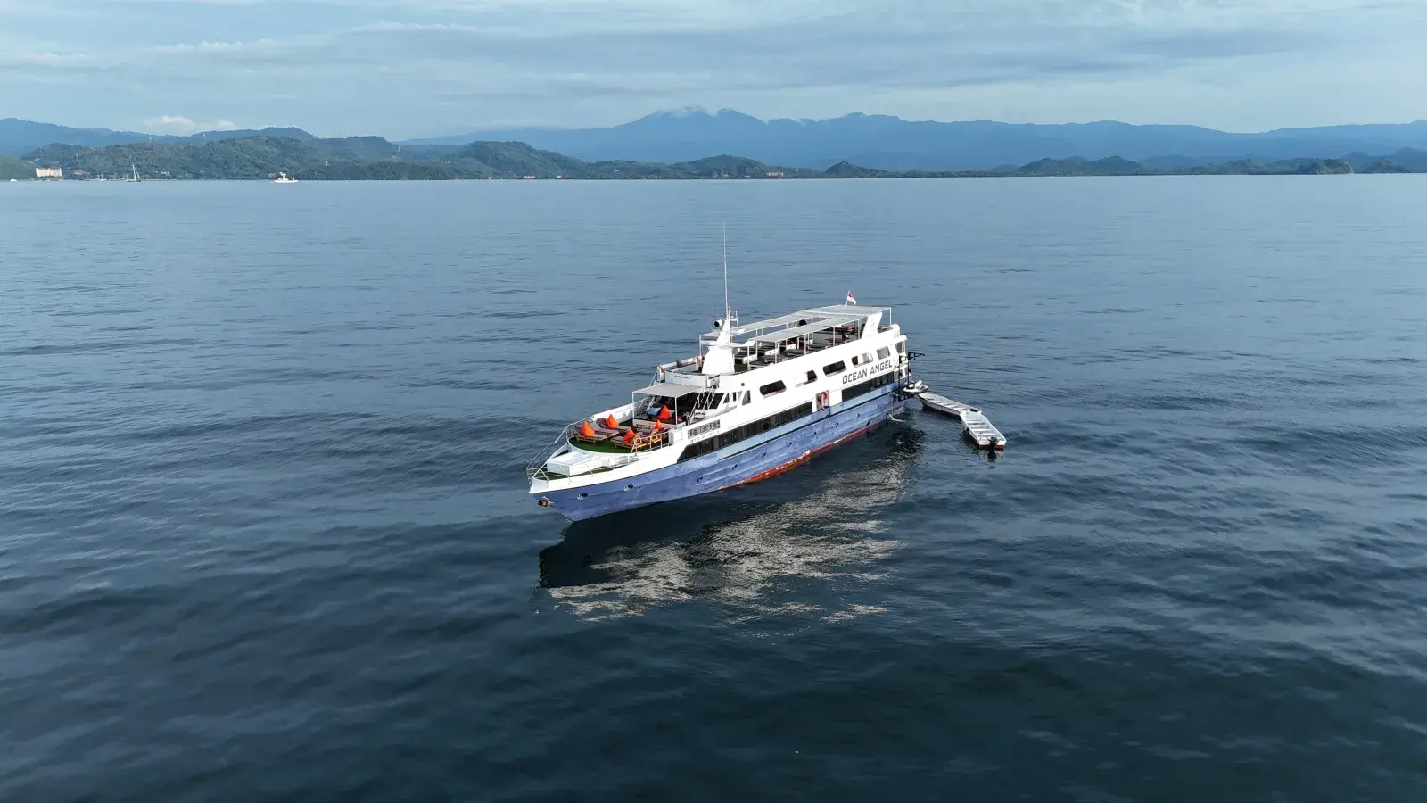 Lambung putih bertingkat Ocean Angel dari udara
