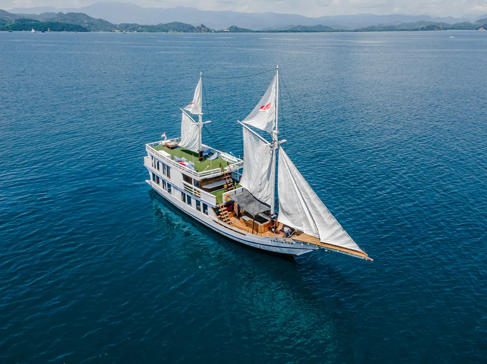 Invictus, Kapal Deluxe (foto 2)