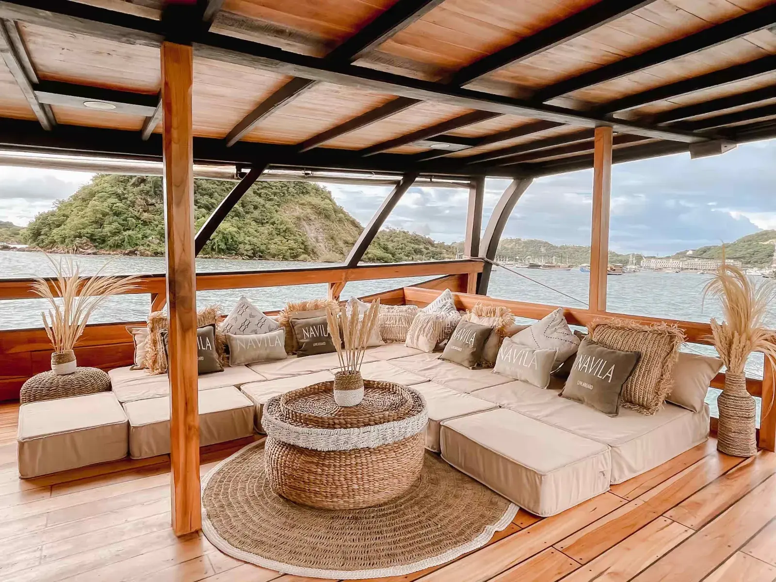 Navila, Kapal Luxury (foto 4)
