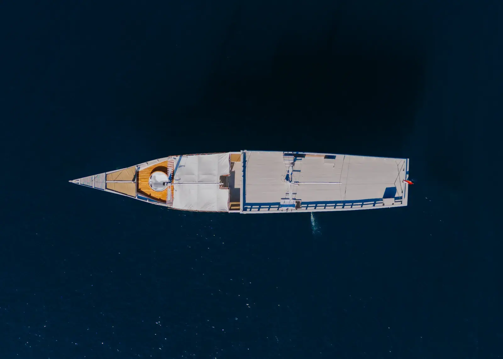 Bombana 02, Kapal Deluxe (foto 3)