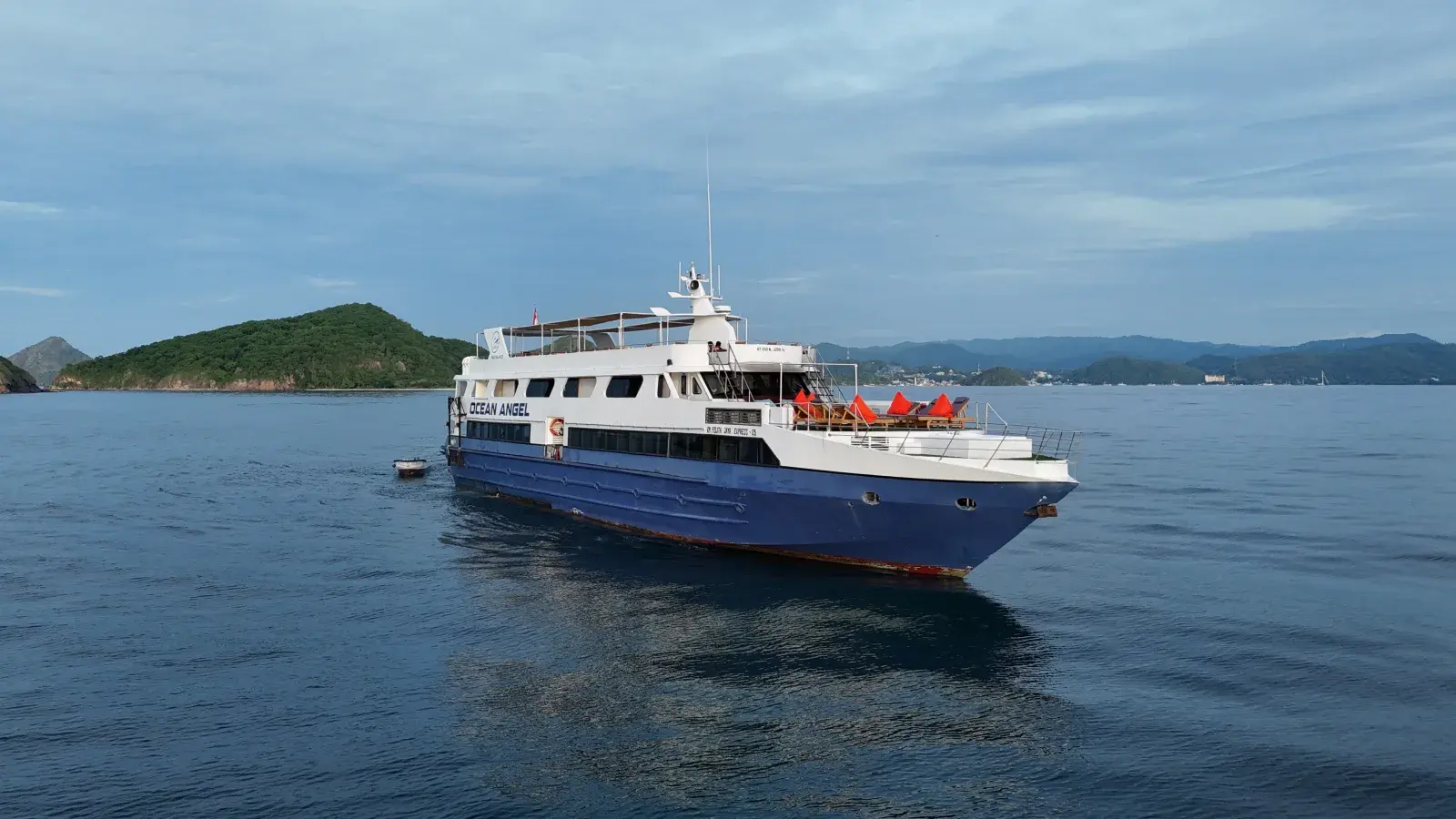 Ocean Angel berlabuh dekat pulau di Taman Nasional Komodo