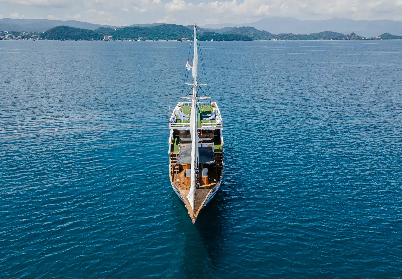 Invictus, Kapal Deluxe (foto 3)