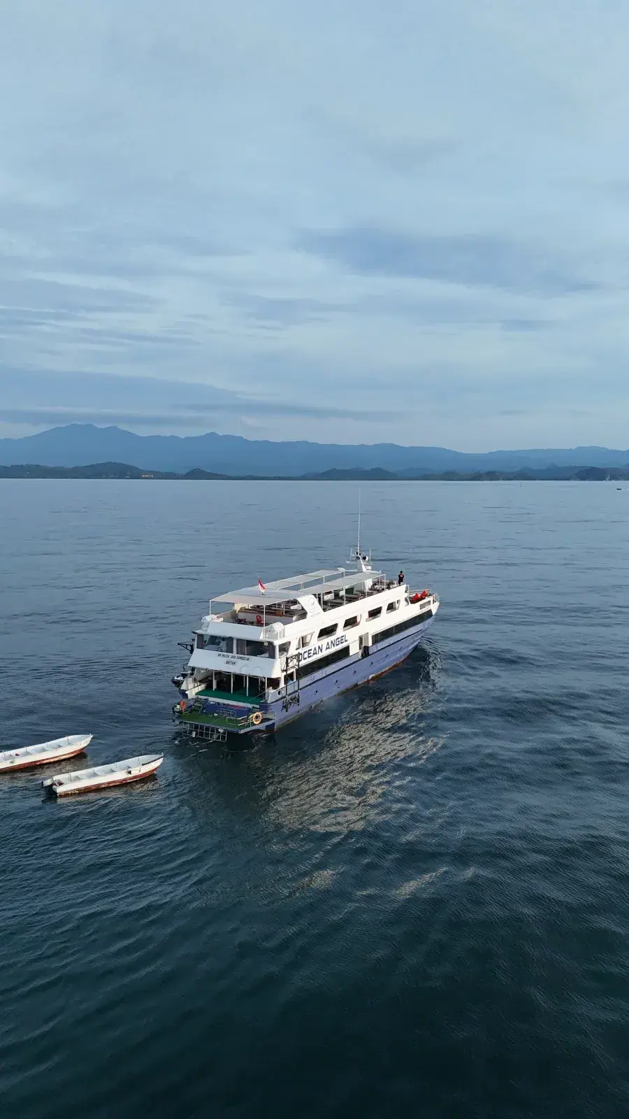 Ocean Angel dari atas dengan perahu kecil di sampingnya