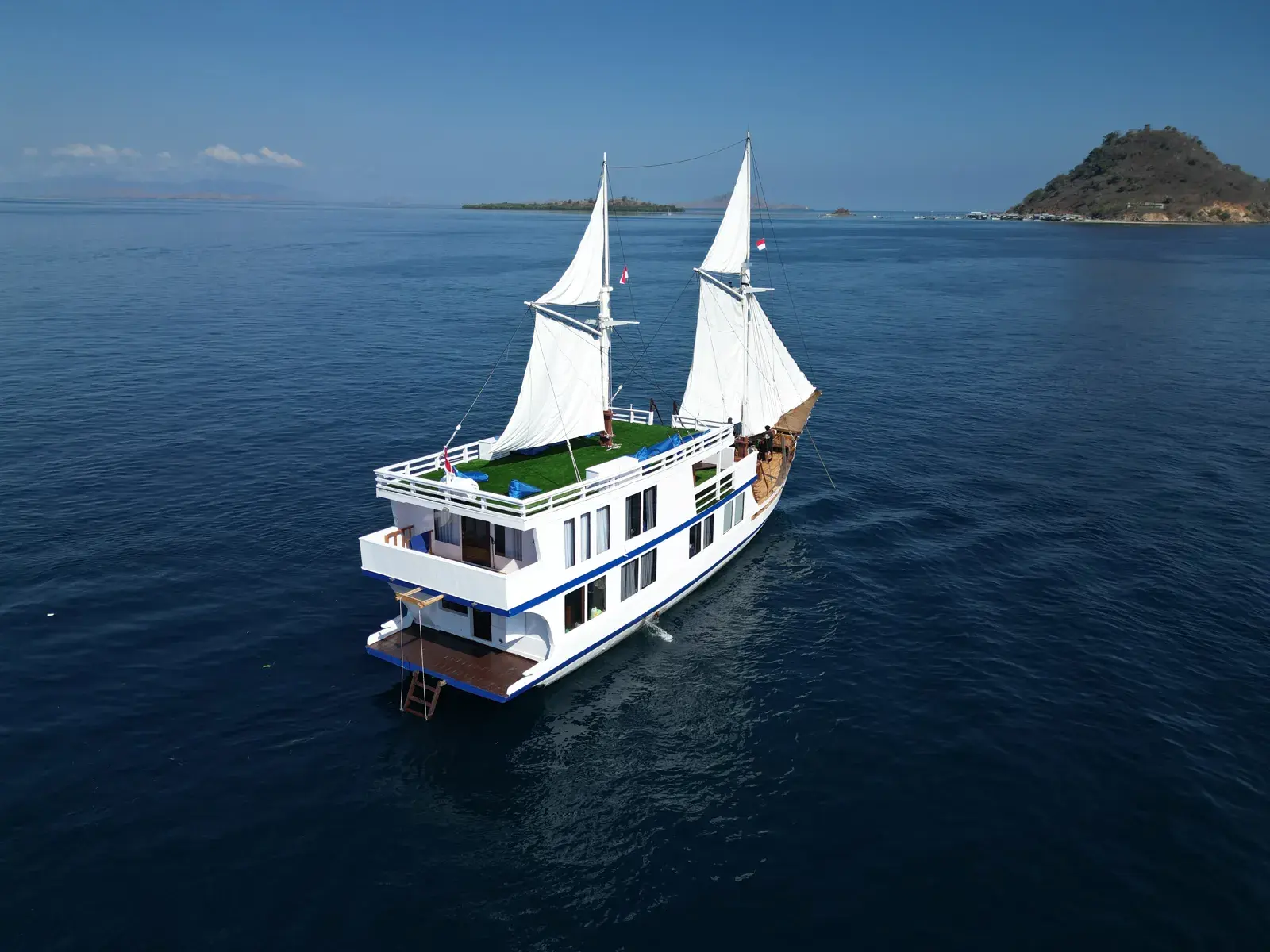 Invictus, Kapal Deluxe (foto 4)