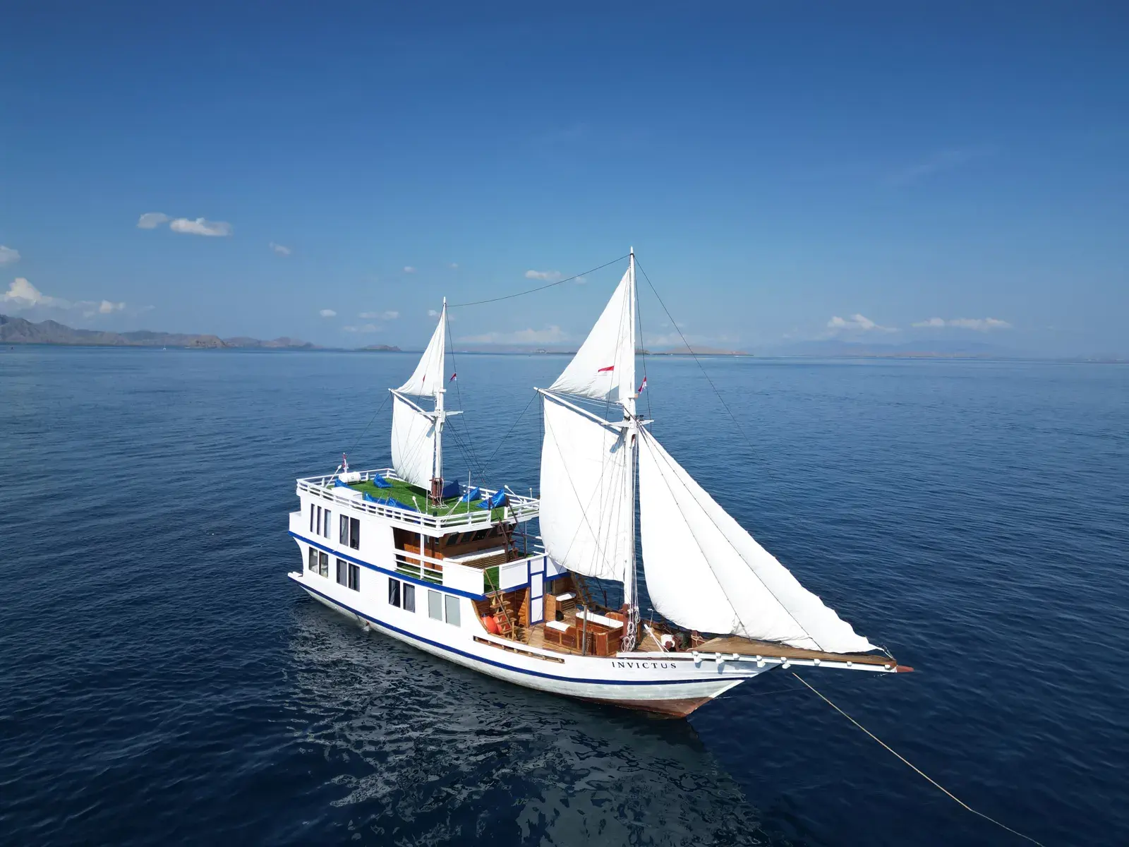 Invictus, Kapal Deluxe (foto 5)