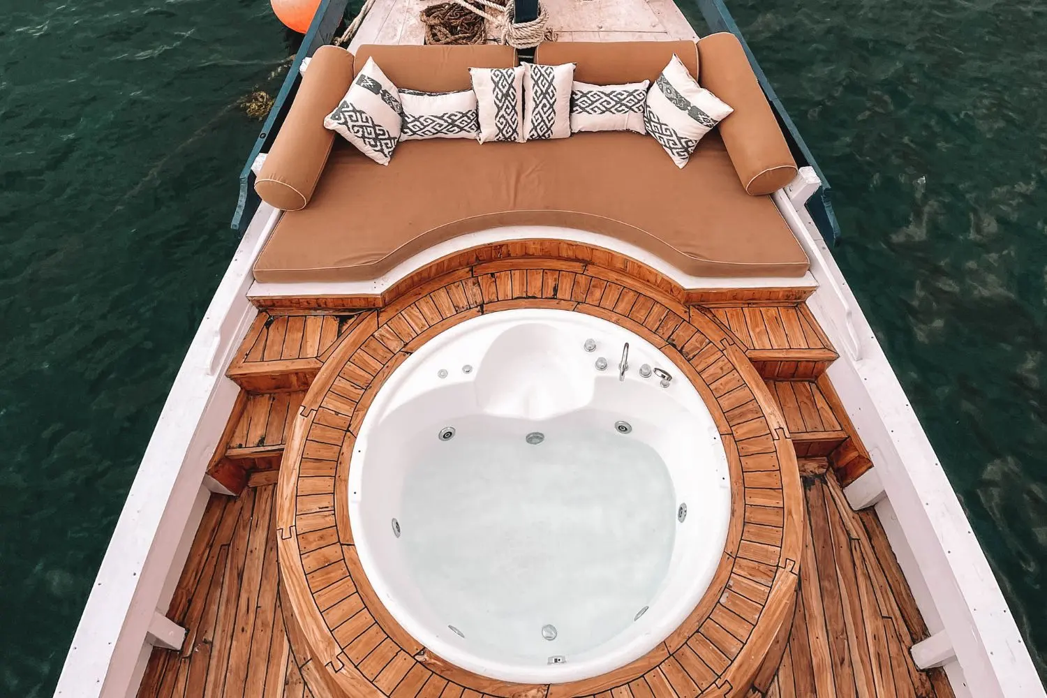 Jacuzzi di dek haluan Sea Familia I