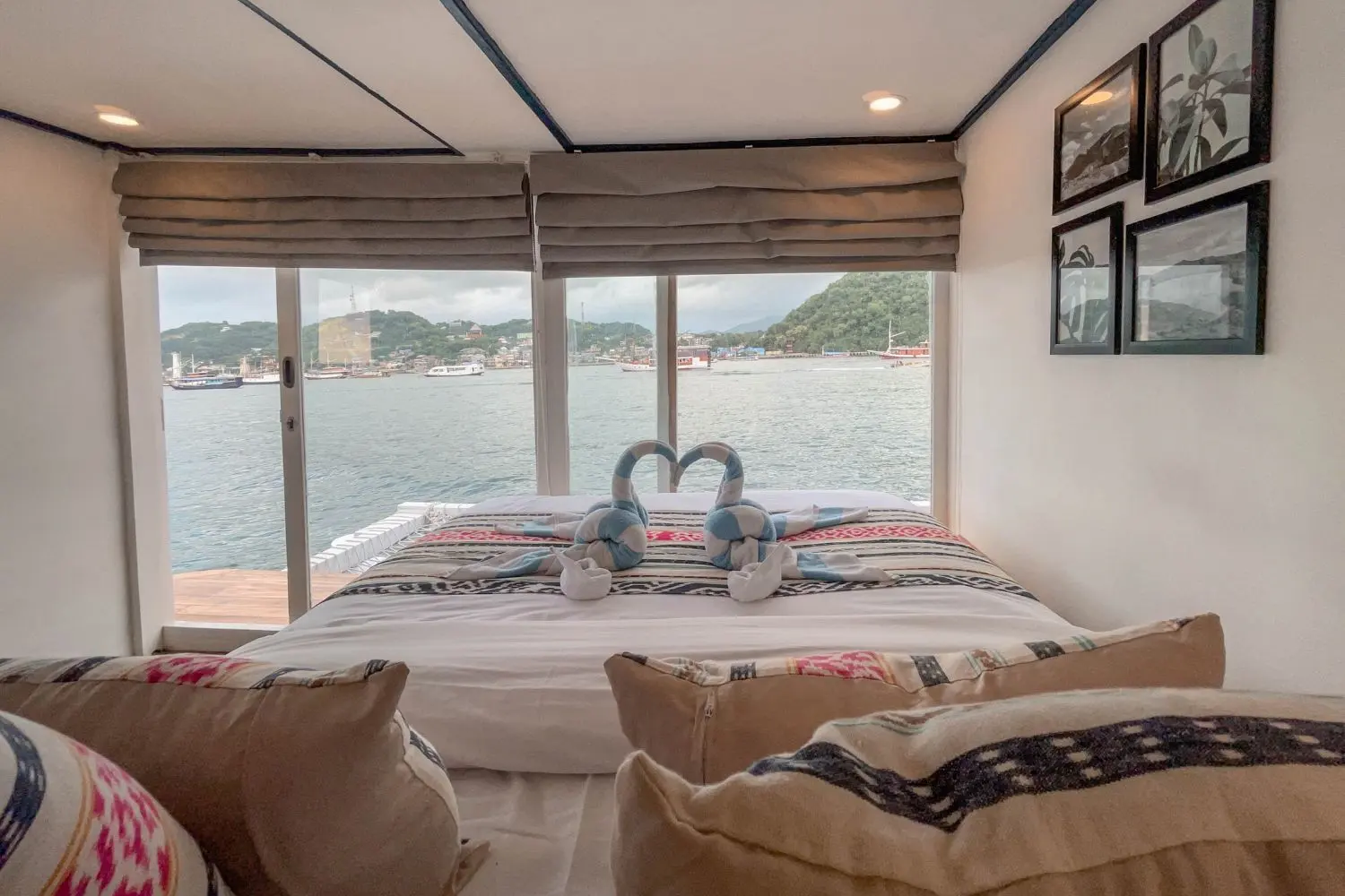 Manta Cabin Sea Familia I dengan jendela lebar menghadap Labuan Bajo