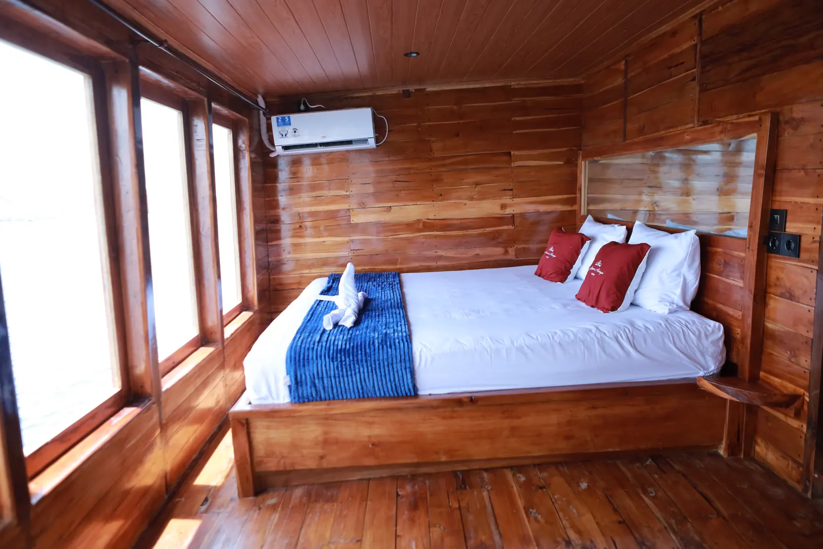 Deluxe Cabin Tambora Aimar