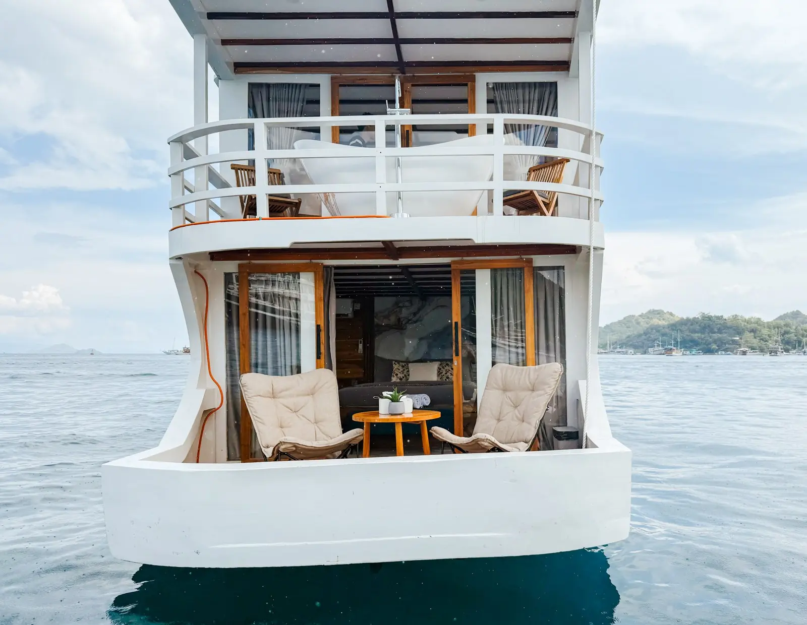 Buritan Akassa dengan dua balkon suite bertingkat, bathtub putih di balkon atas