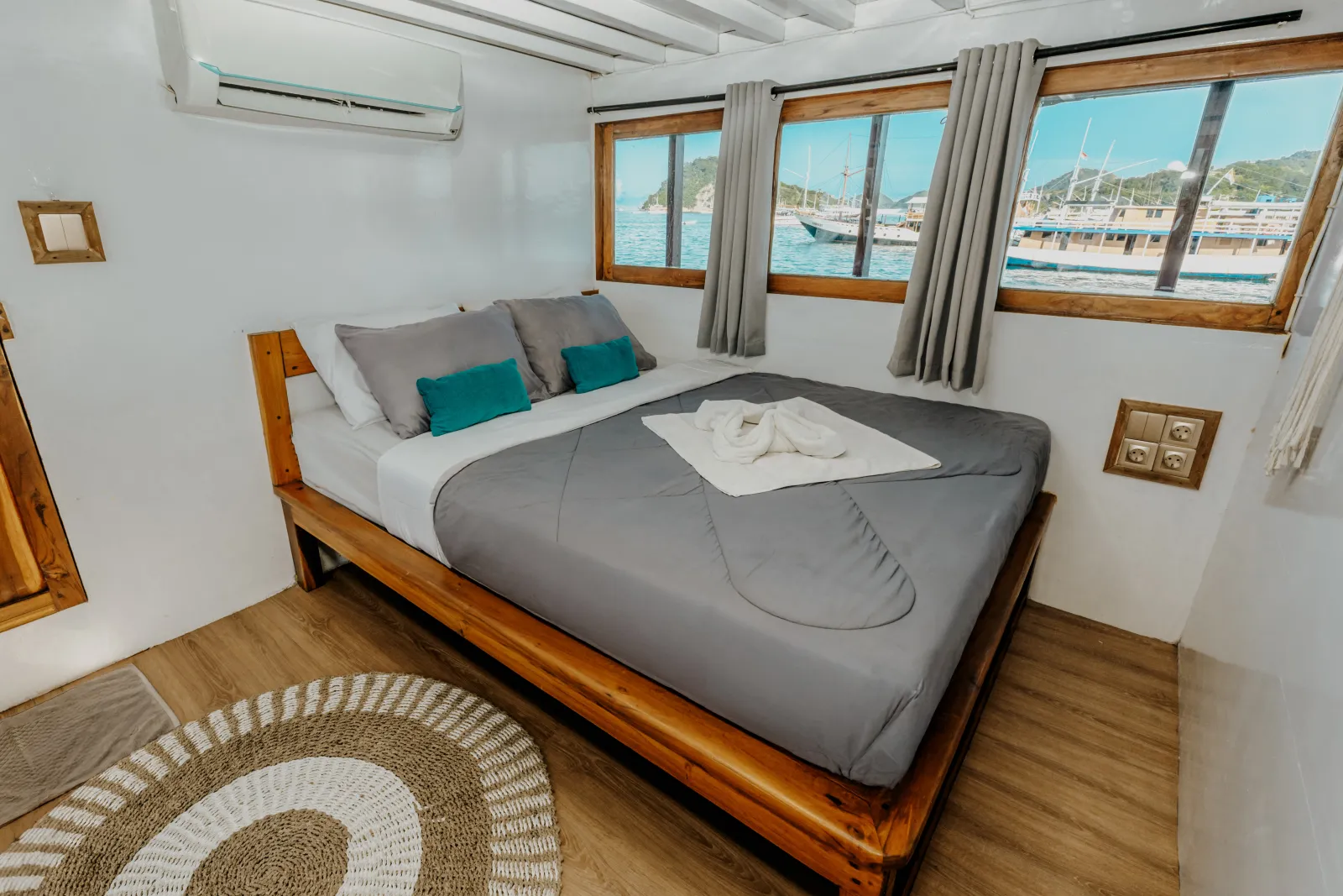 Master Cabin dek atas Amore, ranjang double dengan jendela laut di dua sisi