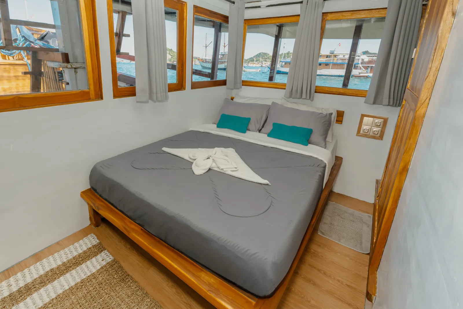 Private Cabin dek utama Amore, ranjang double dan deretan jendela