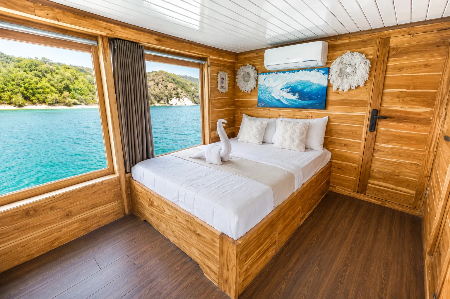 Master Cabin Arora, kasur double dengan jendela ke laut