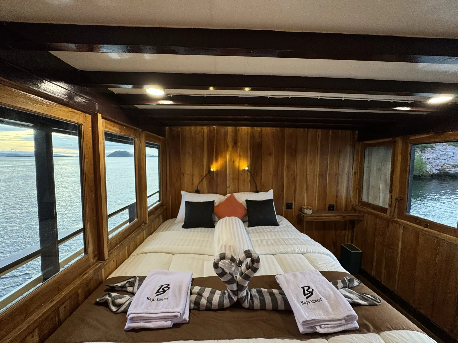 Bajo Sunset Voyages, Kapal Deluxe (foto 5)