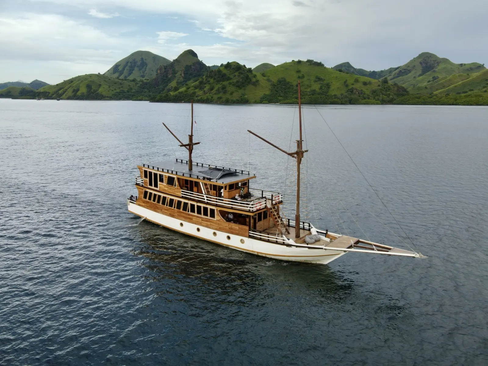Bajo Sunset Voyages dari haluan dengan tender boat mengikuti di belakang