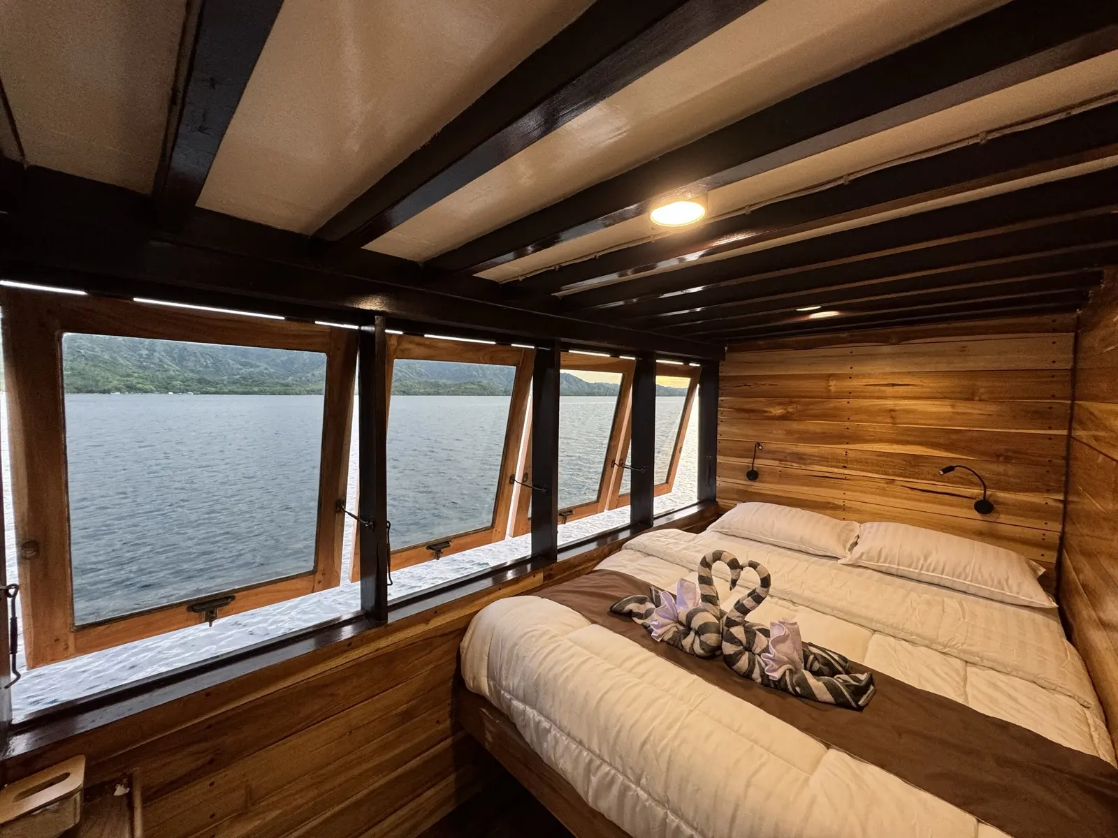 Signature Ocean Bajo Sunset Voyages