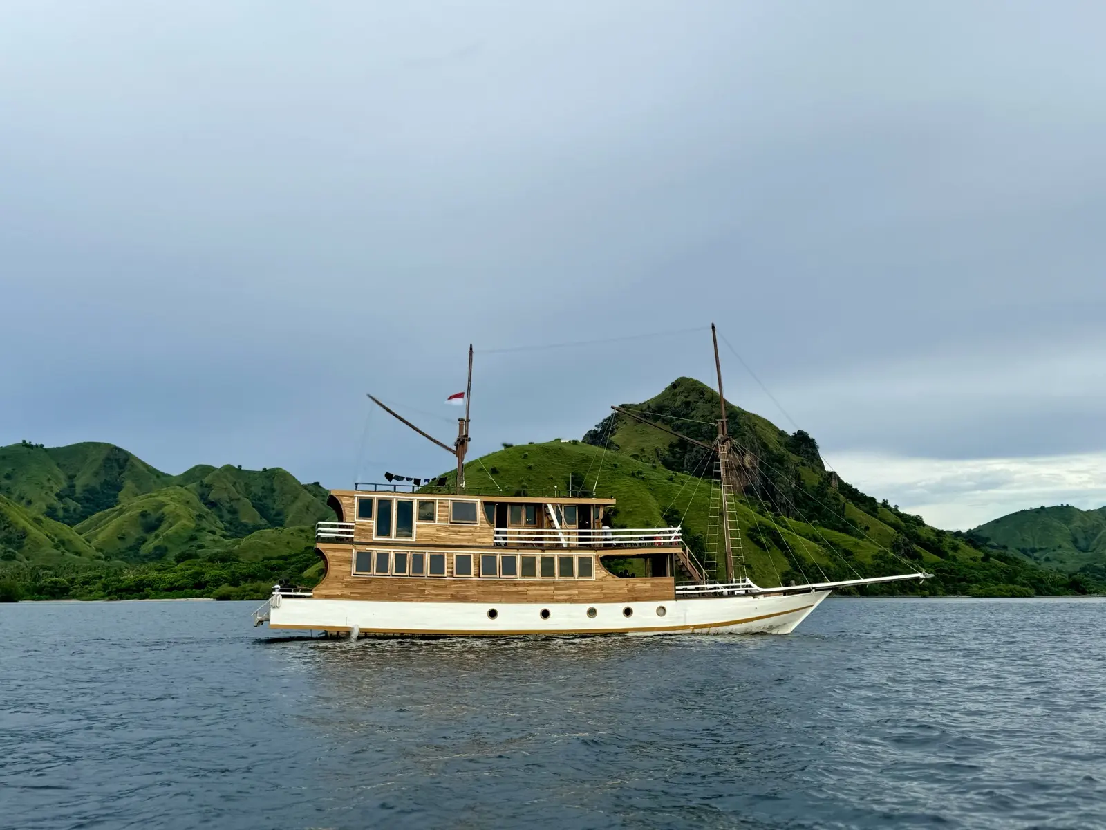 Bajo Sunset Voyages di antara gugusan pulau kawasan Komodo