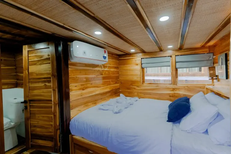 Kamar Nirwana, ber-AC, kamar mandi dalam, 2 tamu di Kapal Barakati