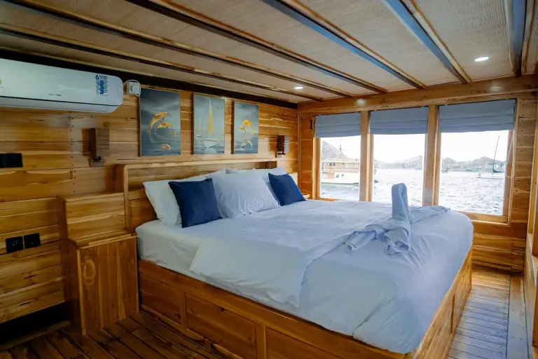 Kamar Wakatobi, ber-AC, kamar mandi dalam, 2 tamu di Kapal Barakati