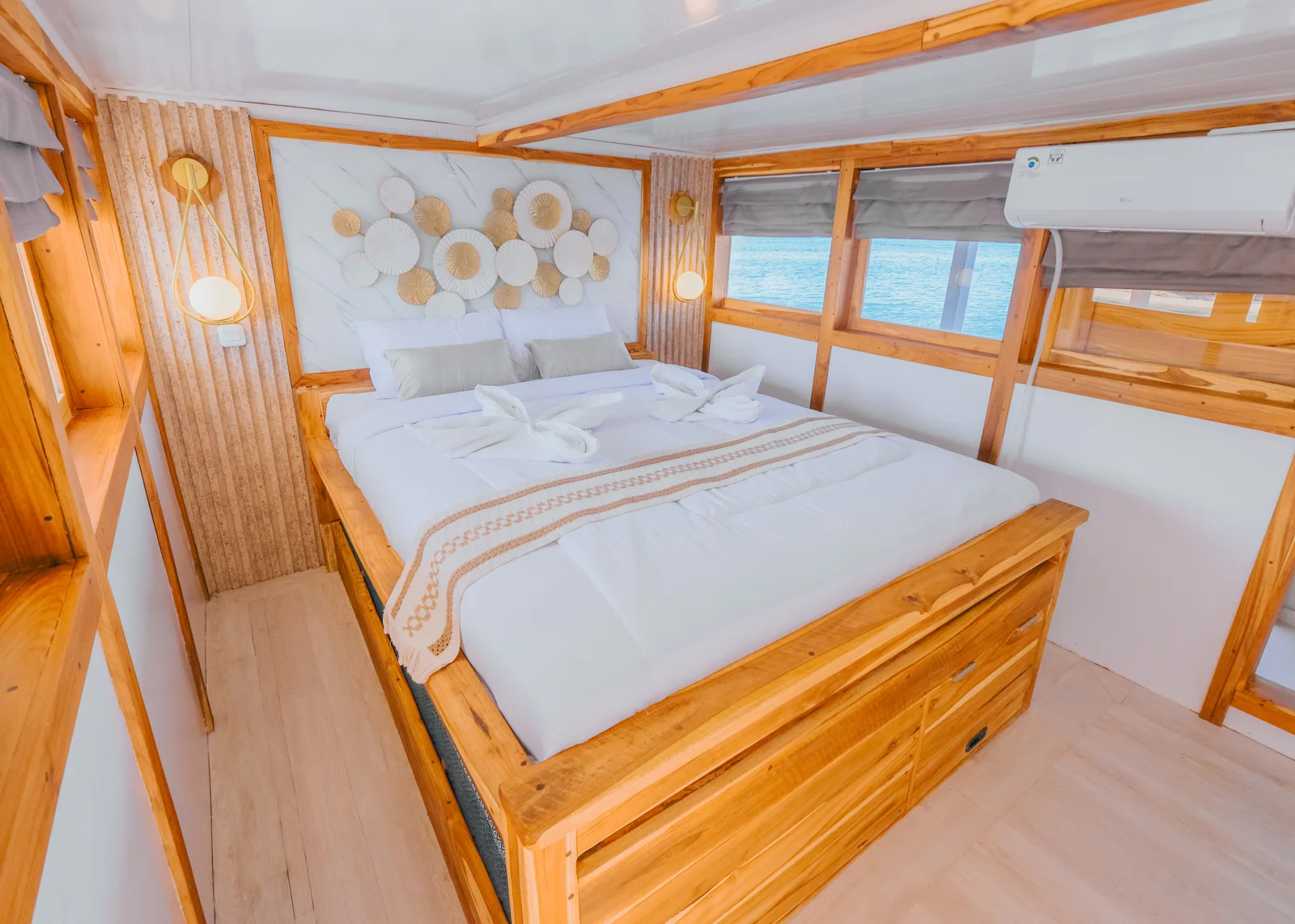 Bombana 02, Kapal Deluxe (foto 3)