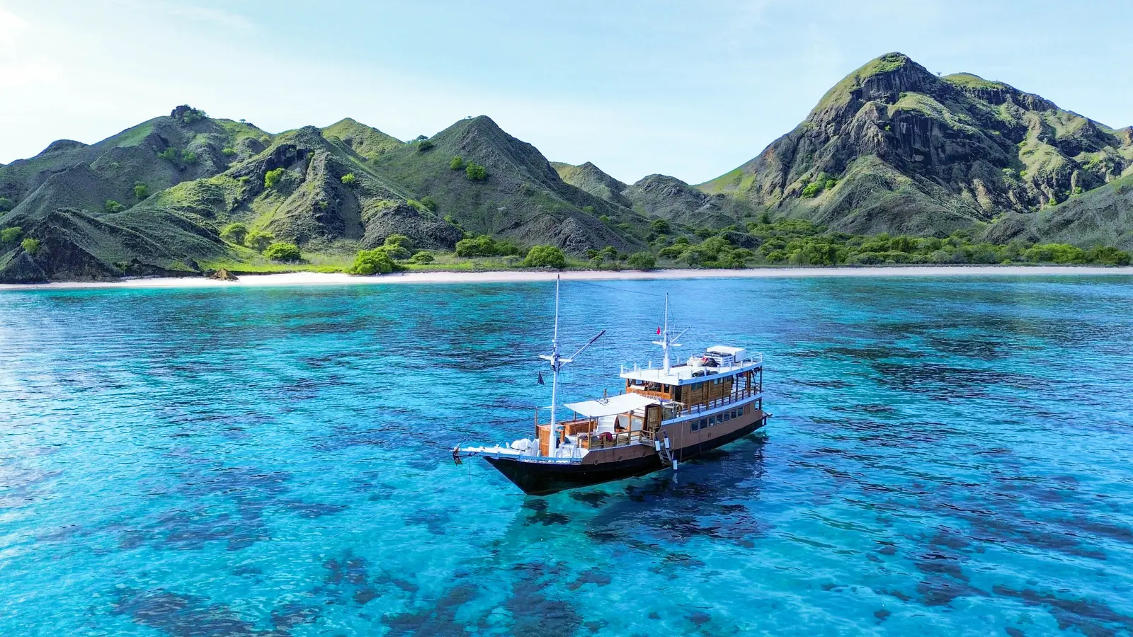 Capt Octopus dari udara, berlabuh dekat pantai pasir putih Padar