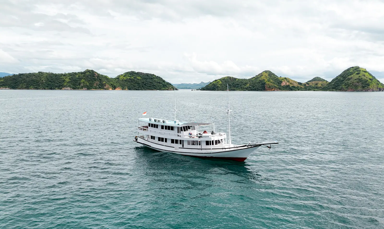 Deden Putra di antara gugusan pulau sekitar Labuan Bajo