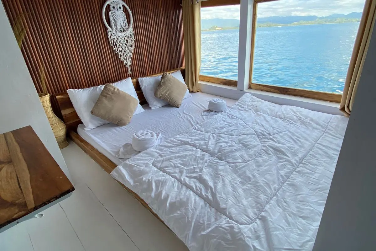 Master Cabin Gajah Putih di dek atas, kasur double dengan jendela lebar ke laut