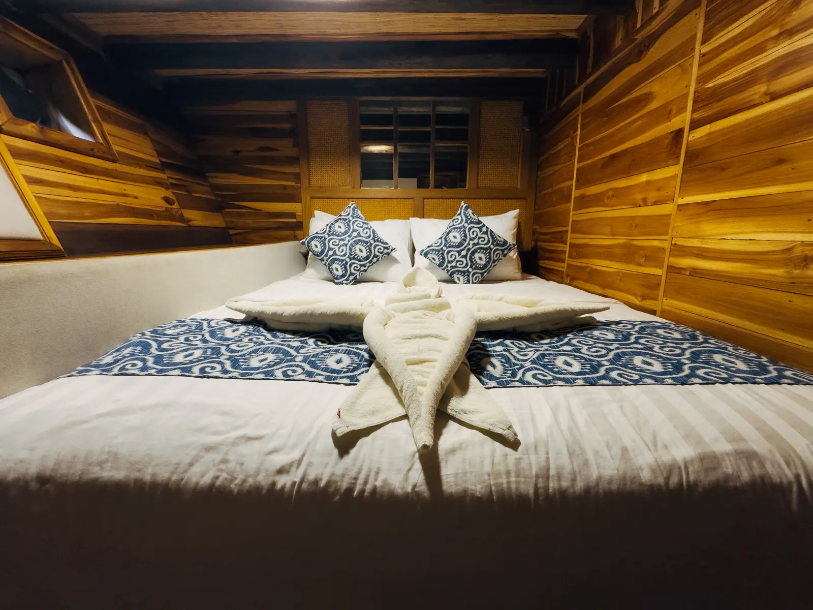 Another Deluxe Cabin on Gammara, lower deck, with air conditioning and towel art on the bed