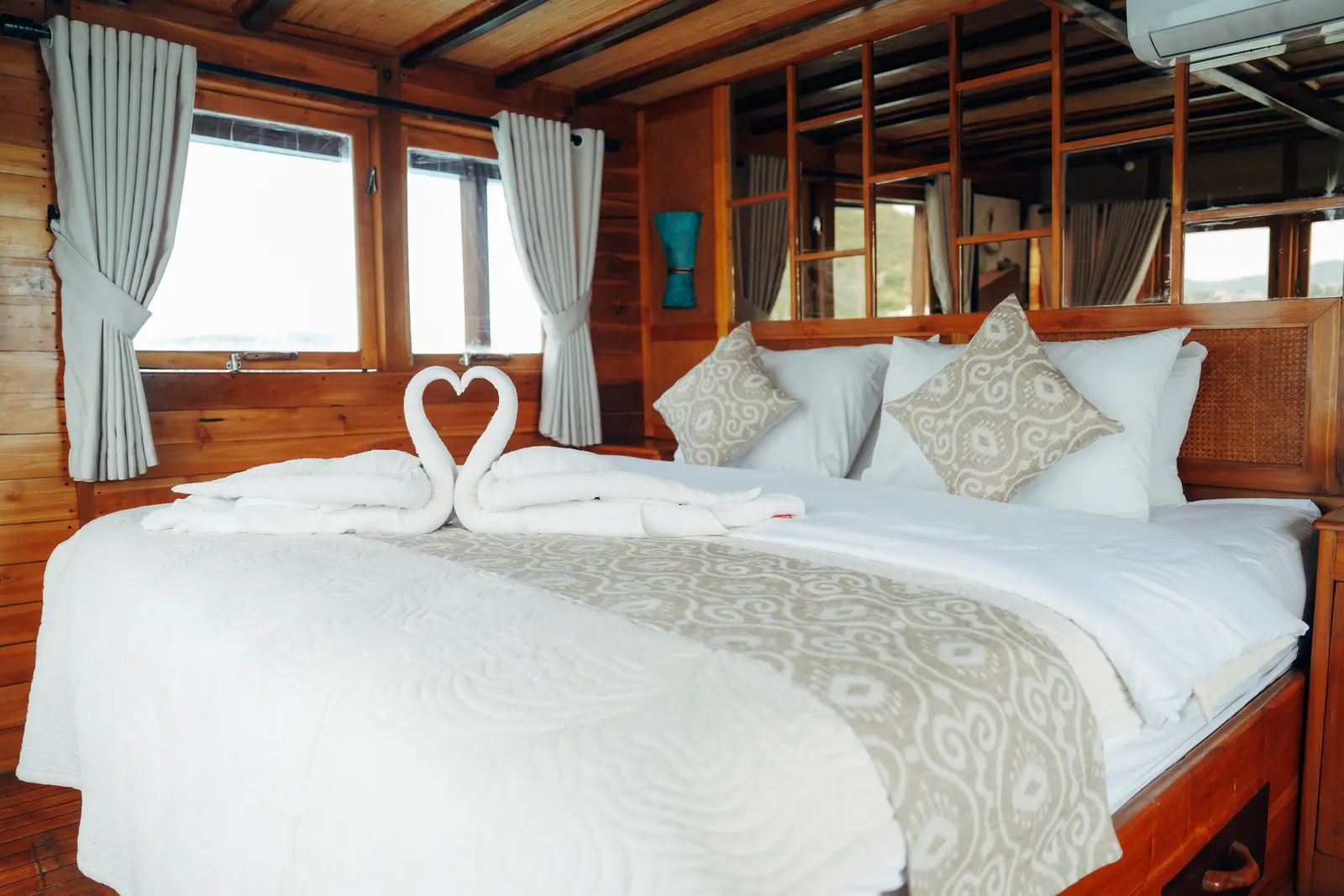 Master Cabin Gammara Phinisi