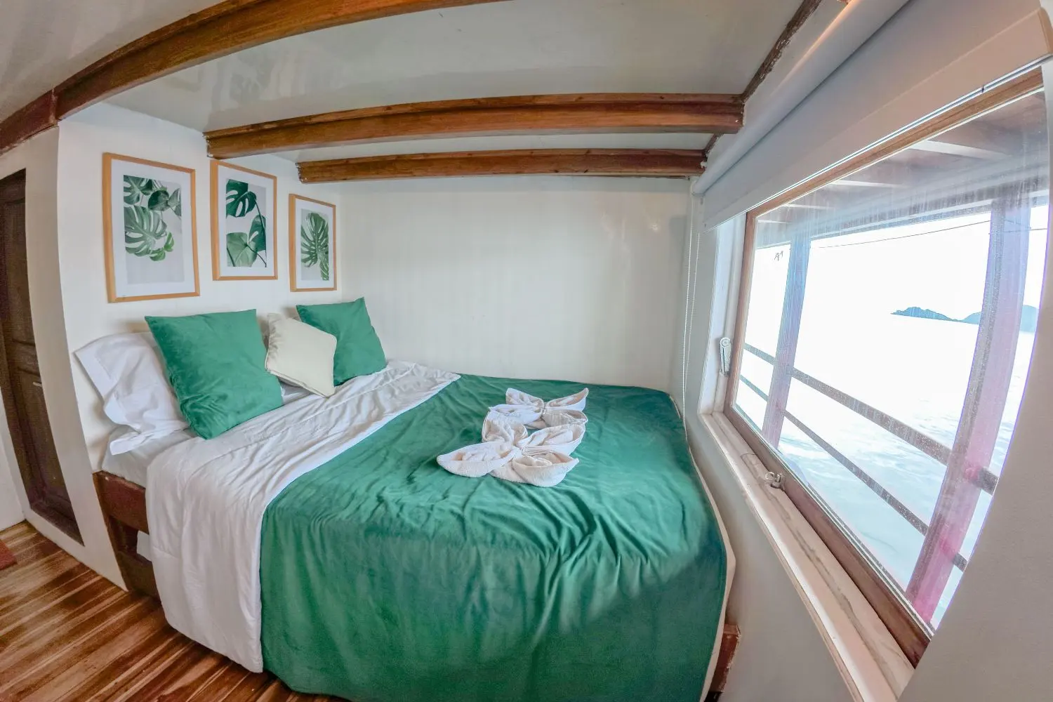 Hatira Hela, Kapal Deluxe (foto 4)