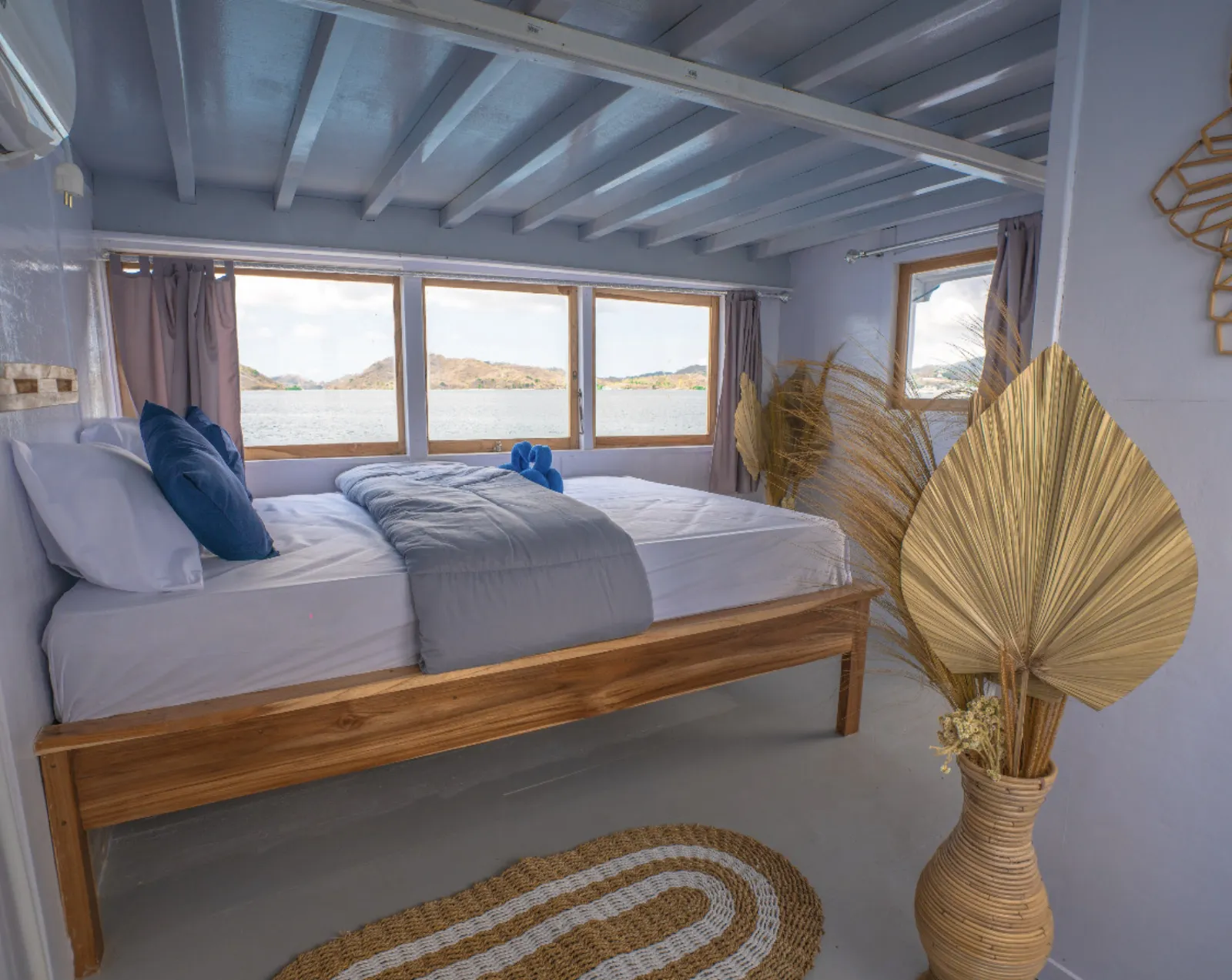 Master Cabin IJC, ranjang queen dengan jendela laut