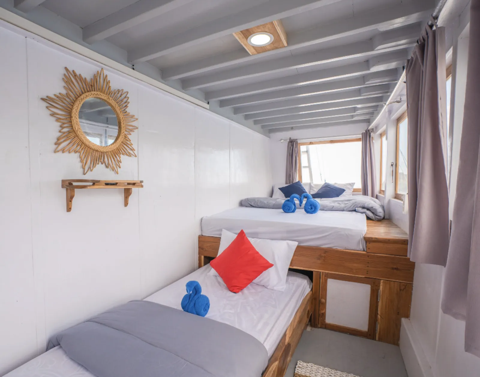Private Cabin IJC, ranjang double dengan extra bed di bawahnya