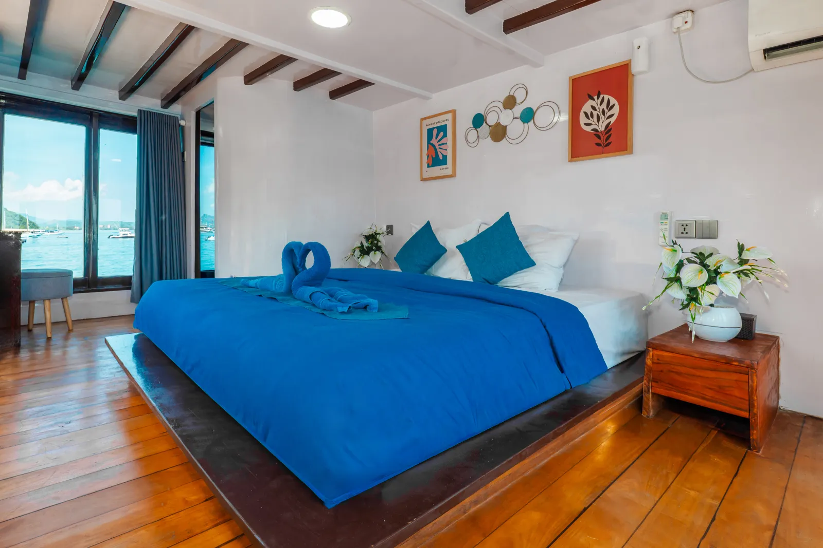 Master Cabin di kapal Invictus
