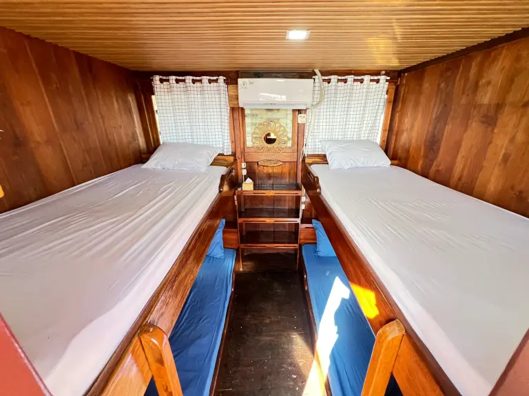 Kamar Deluxe Share, ber-AC, 4 tamu di Kapal Ayla