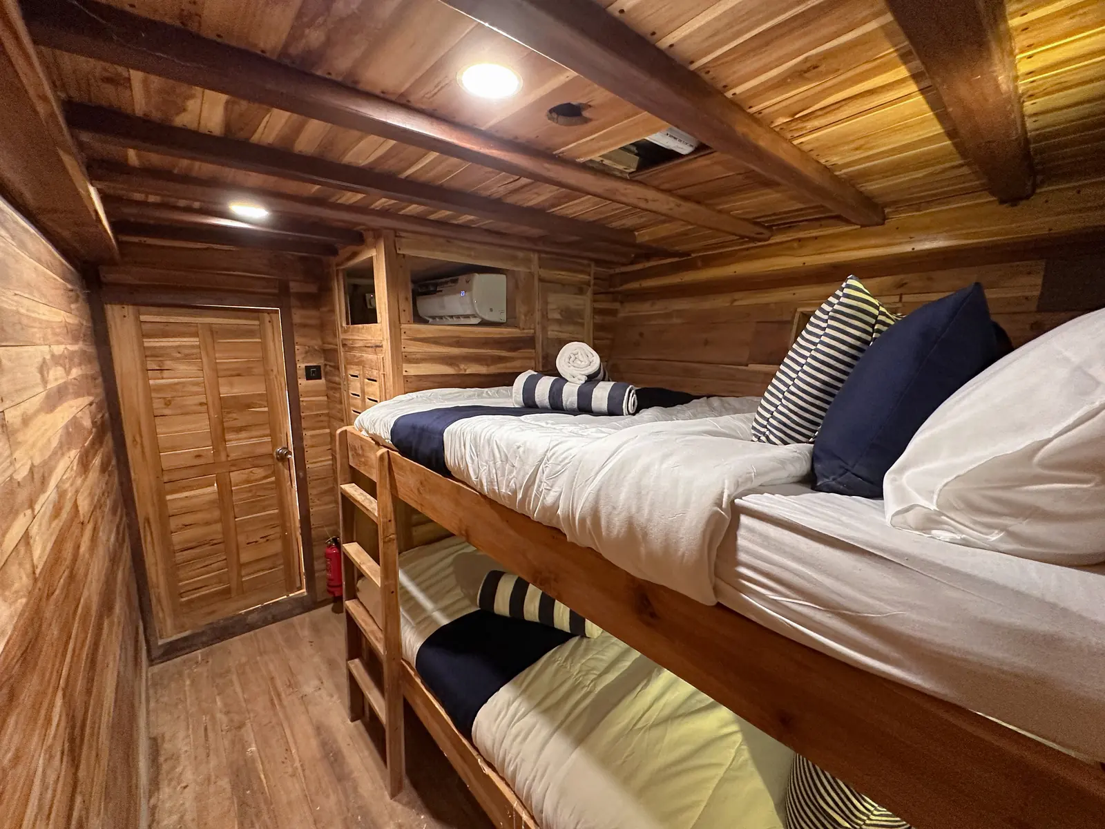 Coral Sharing Vhalé Liveaboard