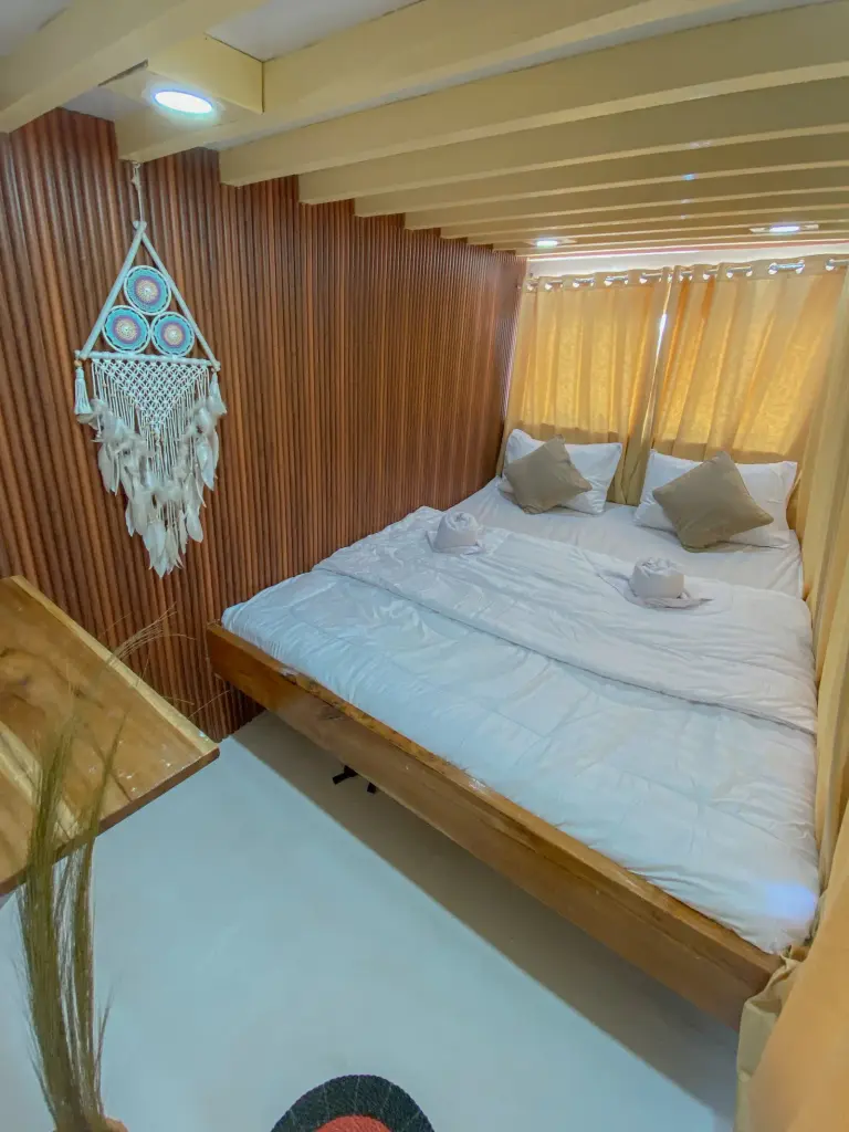 Deluxe Cabin Sea View Gajah Putih di dek utama, kasur double menghadap jendela laut