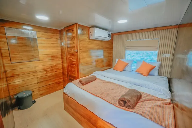 Deluxe Cabin Segara di dek atas, ranjang double menghadap jendela laut