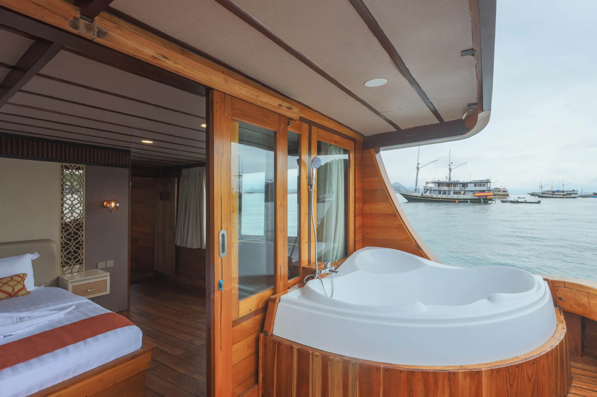 The jacuzzi in the Elrora Master Cabin, facing the sea