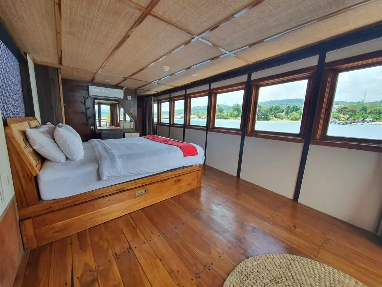 Kamar Master Cabin 1 di Kapal Sea Familia II